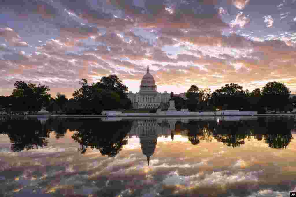 Gedung Kongres AS atau Gedung Capitol dan bayangannya terlihat pada saat matahari terbit di Washington DC.