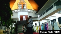 Para siswa dan guru Madrasah Ibtidaiyah (MI) Islamiyyah-Plosogenuk menjalankan salat Maghrib di halaman gereja di komplek SD Kristen Petra Jombang. (Foto: VOA/Petrus Riski)