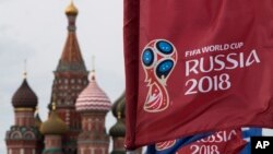 지난 4일 러시아 모스크바 도로에 '피파(FIFA) 월드컵 러시아’가 적힌 깃발이 펄럭이고 있다. 