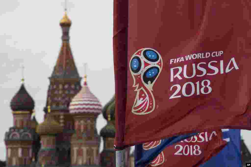 پرچم اشتهاری جام جهانی ۲۰۱۸ در گوشۀ میدان سرخ مسکو