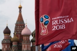 지난 4일 러시아 모스크바 도로에 '피파(FIFA) 월드컵 러시아’가 적힌 깃발이 펄럭이고 있다.