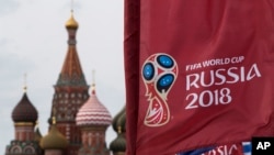 Bendera berlogo Piala Dunia 2018 di depan Katedral St. Basil, di Moskow, Rusia, 4 Juni 2018.