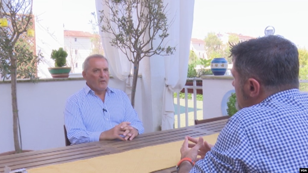 Surroi: Korrigjimi i kufijve i rrezikshëm për shqiptarët