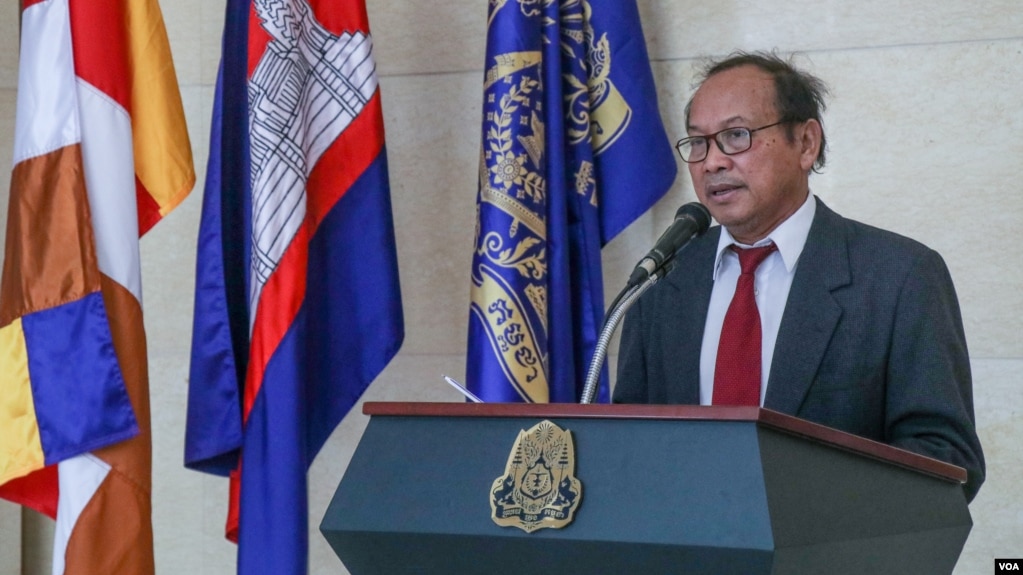 រូបឯកសារ៖ លោក ផៃ ស៊ីផាន អ្នក​នាំពាក្យ​រដ្ឋាភិបាល ថ្លែង​នៅក្នុង​សន្និសីទ​សារព័ត៌មាន​មួយ ដែល​រៀបចំ​ឡើង​ដើម្បី​បង្ហាញ​ជំហរ​របស់​រដ្ឋាភិបាល​អំពី​ទំនាក់ទនង​ខ្មែរ-ចិន នៅ​កម្ពុជា រាជធានីភ្នំពេញ ថ្ងៃទី១១ ខែមីនា ឆ្នាំ២០១៩។ (ខាន់ សុគុំមនោ/VOA)។ 