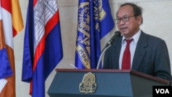 File: Phay Siphan, Cambodian government spokesman, speaks at a press conference on Cambodia and China Relations, in response to public criticism on an influx of Chinese nationals to Cambodia, Phnom Penh, March 11, 2019. (Khan Sokummono/VOA Khmer)