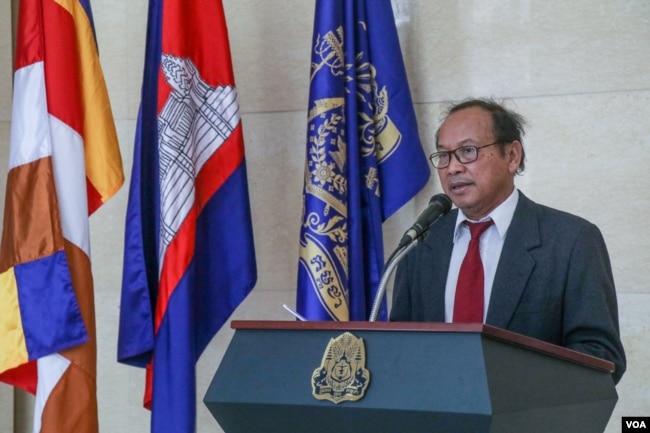 លោក ផៃ ស៊ីផាន អ្នកនាំពាក្យរដ្ឋាភិបាល ថ្លែងនៅក្នុងសន្និសីទសារព័ត៌មានមួយ ដែលរៀបចំឡើងដើម្បីបង្ហាញជំហររបស់រដ្ឋាភិបាលអំពីទំនាក់ទនងខ្មែរ-ចិន ក្រោយពីមានការរិះគន់ពីសាធារណជនទូទៅ ទៅលើការហូរចូលយ៉ាងគំហុកនៃជនជាតិចិននៅកម្ពុជា រាជធានីភ្នំពេញ ថ្ងៃទី១១ ខែមីនា ឆ្នាំ២០១៩។ (ខាន់ សុគុំមនោ/VOA)