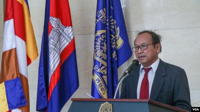 លោក ផៃ ស៊ីផាន អ្នក​នាំពាក្យ​រដ្ឋាភិបាល ថ្លែង​នៅក្នុង​សន្និសីទ​សារព័ត៌មាន​មួយ ដែល​រៀបចំ​ឡើង​ដើម្បី​បង្ហាញ​ជំហរ​របស់​រដ្ឋាភិបាល​អំពី​ទំនាក់ទនង​ខ្មែរ-ចិន ក្រោយ​ពី​មាន​ការ​រិះគន់​ពី​សាធារណជន​ទូទៅ ទៅលើ​ការ​ហូរ​ចូល​យ៉ាង​គំហុក​នៃ​ជនជាតិ​ចិន​នៅ​កម្ពុជា រាជធានីភ្នំពេញ ថ្ងៃទី១១ ខែមីនា ឆ្នាំ២០១៩។ (ខាន់ សុគុំមនោ/VOA)