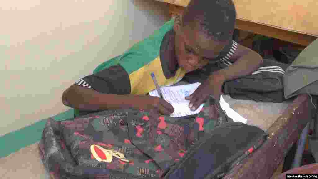 A student in Bosso, in the Diffa region of Niger, April 19, 2017. (Photo: Nicolas Pinault / VOA)