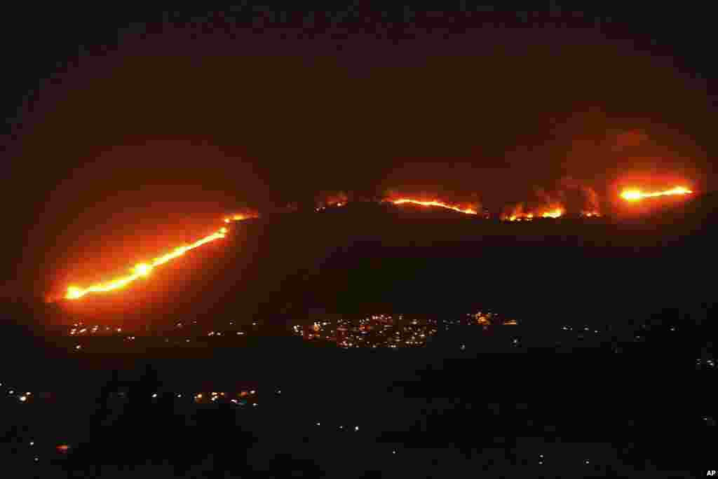 스페인 북서부 갈리시아 지방 곤도마르 인근에서 대형 산불이 발생해 산등성이가 붉게 타고 있다. 지난 주말 허리케인 &#39;오필리아&#39;가 몰고 온 강풍으로 포르투갈과 스페인에 많은 산불이 발생했다.