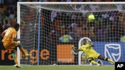 Le capitaine ivoirienIvory Didier Drogba, a gauche, tire son penalty contra le garden de but zambien Kennedy Mweene pendant la finale de la Coupe d'Afrique des Nations au Stade de l'Amitie a Libreville, Gabon, dimanche, fevrier. 12, 2012.