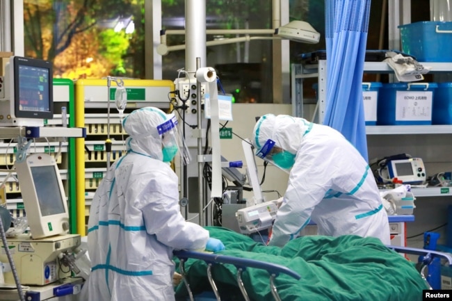 Medical staff in protective suits treat a patient with pneumonia caused by the new coronavirus at the Zhongnan Hospital of Wuhan University, in Wuhan, Hubei province, China January 28, 2020.