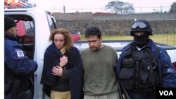 En la imagen de archivo Florence Cassez e Israel Vallarta cuando fueron presentados ante la prensa en 2009, tras du detención.