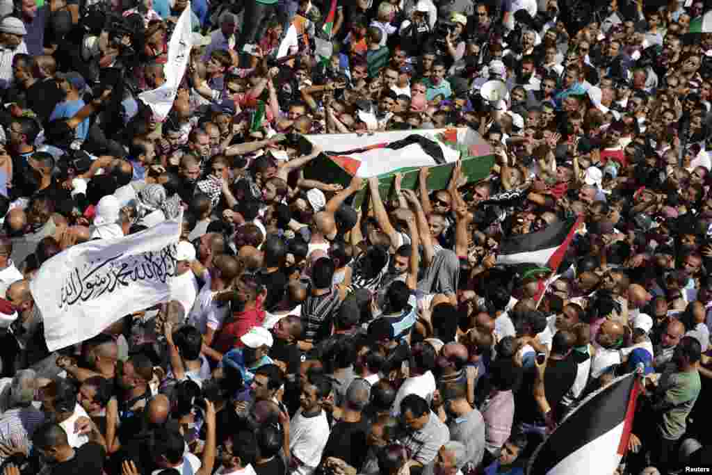 Warga Palestina menggotong jenazah Mohammed Abu Khudair, 16, dalam upacara pemakamannya di Shuafat, pinggiran kota Arab di Yerusalem (4/7). (Reuters/Finbarr O&#39;Reilly)