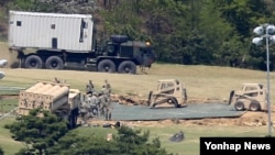Một đoàn xe quân sự với khoảng 20 xe tải và xe thùng vận chuyển các bộ phận hệ thống phòng thủ phi đạn THAAD tới vị trí triển khai.