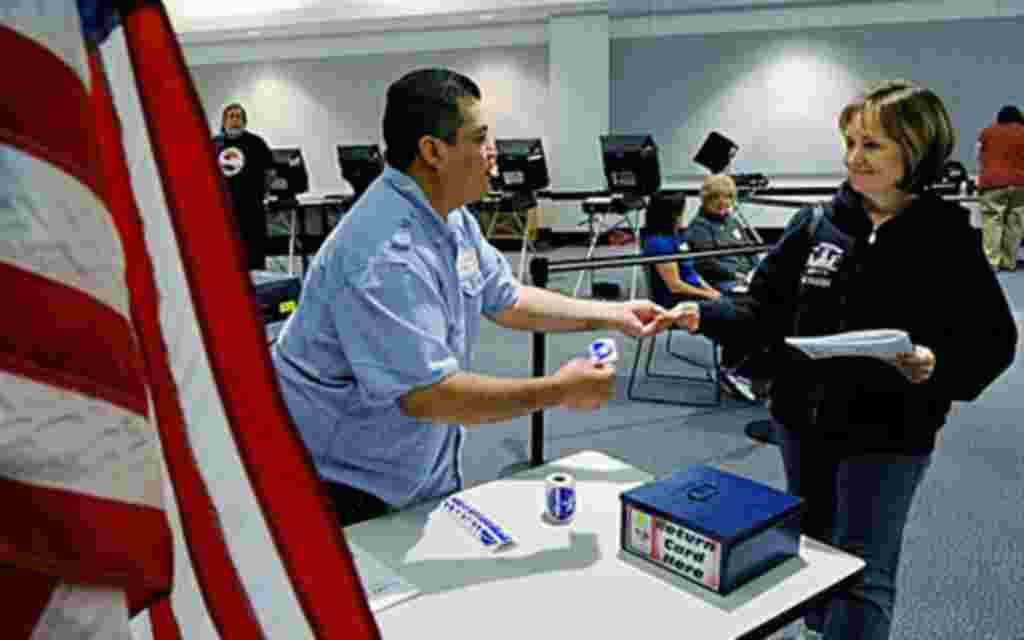 Mesa electoral asistida por Salvador Cabrera, que repartió pegatinas con el mensaje de "Yo voté", en Las Vegas, Nevada.