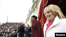 Michelle Obama et Jill Biden sont sur la plateforme, à Washington, le 20 janvier 2017.