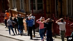 Polisi Inggris mengadakan latihan kesiapan anti-teror, menjelang 10 tahun peringatan serangan bom pada jaringan transportasi di London, Selasa (30/6).