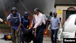 Premiers secours aux victimes dans l'enceinte de l'hôtel Dusit, à Nairobi, au Kenya, le 15 janvier 2019. REUTERS / Njeri Mwangi 