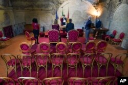 Le responsable de l'hôtel de ville Mario Donati, au centre, épouse la mariée Tatiana Datolla, centre-gauche, et le marié Armando De Rosa, à l'église déconsacrée de Santa Maria in Tempulo, à Rome, le samedi 11 avril 2020 (AP Photo / Andrew Medichini)