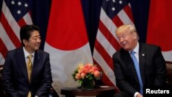 Tổng thống Mỹ Donald Trump cười với Thủ tướng Nhật Bản Shinzo Abe trong một cuộc gặp gỡ song phương bên lề Đại hội đồng Liên Hiệp Quốc ở New York, Mỹ, ngày 26 tháng 9, 2018.
