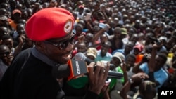 Robert Kyagulanyi, mieux connu sous le nom de pop star Bobi Wine, lors d’une sortie à Kibera, à Nairobi, au cours de sa visite de cinq jours au Kenya. 