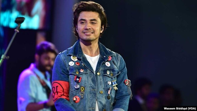 علی ظفر نے اپنی شکایت کے ساتھ سوشل میڈیا اکاؤنٹس ٹوئٹر اور فیس بک کی تفصیلات بھی فراہم کی تھیں۔ (فائل فوٹو)