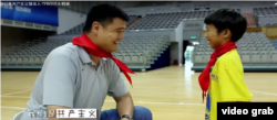 在中国共青团一个宣传MV里的一个镜头，中国著名运动员姚明和中国少先队队员都佩戴红领巾。这个MV邀请包括姚明、韩庚和TFBOYS在内的多位体坛、乐坛名人出镜，翻唱《我们是共产主义接班人》（视频截图）