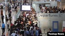 여름휴가로 해외에 나가려는 여행객들이 28일 인천공항 출국게이트 앞에 줄지어 서있다.