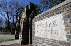 Foto yang diambil tanggal 28 Januari 2019 ini menunjukkan pintu masuk utama ke kampus Universitas Duke di Durham, N.C (Foto: AP)