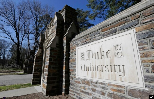 Foto yang diambil tanggal 28 Januari 2019 ini menunjukkan pintu masuk utama ke kampus Universitas Duke di Durham, N.C (Foto: AP)