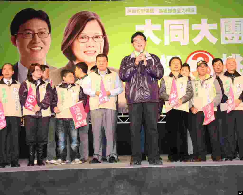 民进党推出的代表台北市士林大同区的立委候选人姚文智(中间手持麦克风者)及其支持者。