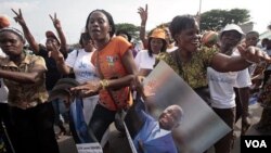 Para wanita memberikan dukungannya untuk Presiden Pantai Gading Laurent Gbagbo di Abidjan, Pantai Gading (Foto: dok).