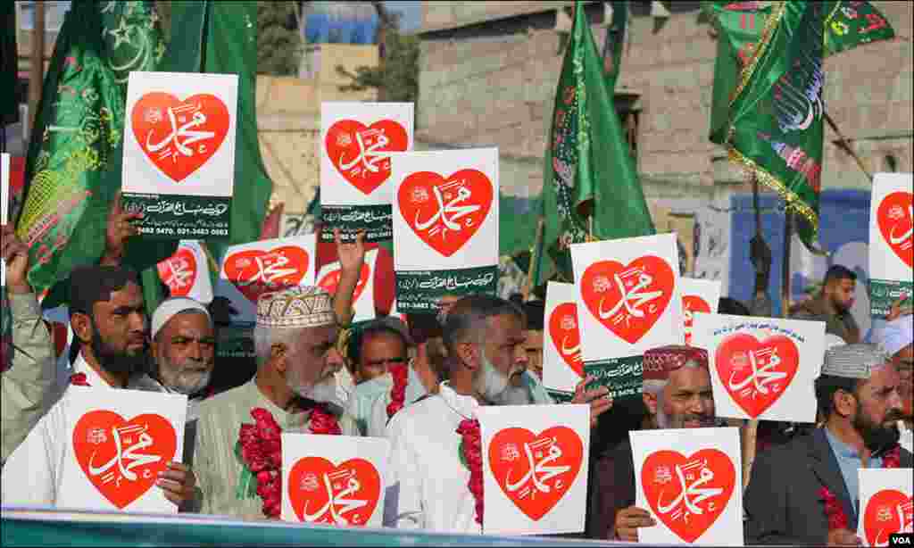  جلوس کے شرکا نبی مہربان صلی اللہ علیہ وسلم سے اظہار محبت کیلئے کتبے تھامے ہوئے ہیں