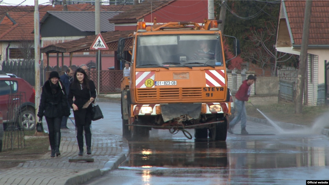 Pranje ulica u Lapljem selu