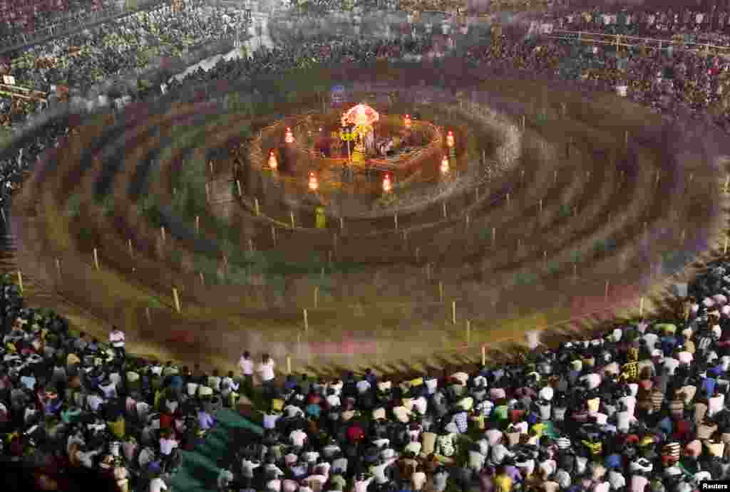 인도 구자라트주 서부 수라트에서 힌두교도들이 &#39;나브라트리&#39; 축제를 축하하기 위해 전통 춤인 &#39;가르바&#39;를 추고 있다.