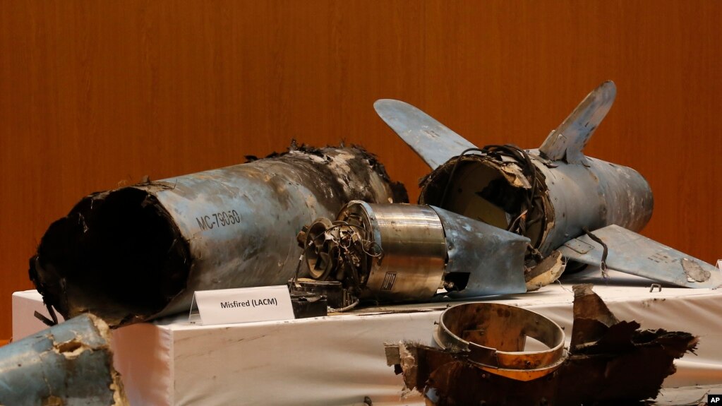 Sisa-sisa misil penjelajah Iran yang digunakan dalam penyerangan terhadap jantung industri minyak Arab Saudi pada akhir pekan (14/9) diperlihatkan dalam konferensi pers oleh Militer Arab Saudi, di Riyadh, Arab Saudi, 18 September 2019.