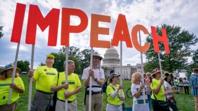 Tuần hành đòi luận tội TT Donald Trump tại điện Capitol ở Washington ngày thứ Năm 26/9/2019. (AP Photo/J. Scott Applewhite)