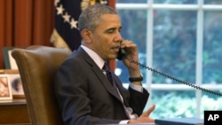 عکس آرشیوی از باراک اوباما، رئیس جمهوری ایالات متحده آمریکا، در حال گفتگوی تلفنی در کاخ سفید