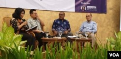 Pengamat ekonomi Faisal Basri (kanan) dan Sekjen FITRA Misbah Hasan (kedua dari kiri) berdiskusi soal hasil riset FITRA di Jakarta, Selasa (26/3/2019). (Foto: VOA/Sasmito)