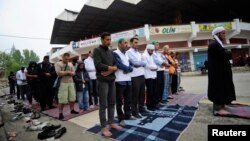 FILE - Syrian migrants are seen offering prayers in Edirne, Turkey, Sept. 24, 2015. 