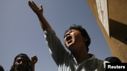 Một người Hồi giáo Shia, sắc tộc Hazara ở Pakistan la to lên án việc thân nhân của họ bị giết hại ở Quetta, ngày 1/9/2012