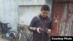 疑似国保人员在倪玉兰临时借助地外面摄像。（微博图片）