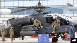 اشتون کارتر، وزیر دفاع آمریکا اعلام کرده هلیکوپتر های آپاچی و بیش از ۲۰۰ نیروی دیگر به عراق می فرستد.