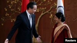 인도를 방문한 왕이 중국 외교부장이 6월 8일 뉴 델리에서 수시마 스와라지 인도 외무장관을 만나고 있다.
