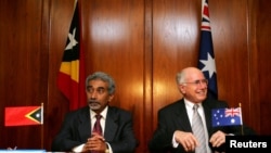 Thủ tướng Australia John Howard (phải) và nhân vật đồng nhiệm Đông Timor Mari Alkatiri tại buổi lễ ký hiệp định khung về khai thác mỏ dầu khí Greater Sunrise, 12/1/2006.