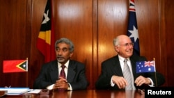 Perdana Menteri Australia John Howard (kanan) dan Perdana Menteri Timor Leste Mari Alkatiri di Sydney menjelang penandatanganan Traktat Urusan Maritim di Laut Timor (CMAT) pada 2006. (Foto: Dok)