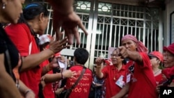 Demonstran anti-pemerintah "Red Shirts" di depan gerbang penjara Bangkok. (Foto: Dok)