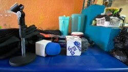 Estos son los improvisados micrófonos que hizo Wilferson Rodríguez, un joven "periodista comunitario" venezolano, para cubrir las noticias de de su barrio, La Lucha, en Maracaibo, Zulia. Foto: VOA.