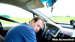 ကားမောင်းရင်း အိပ်ပျော်နေသူ။ 