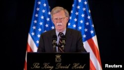 John Bolton ki t ap pale nan yon konferans pou laprès nan Jerusalem, mèkredi 22 out 2018 la.